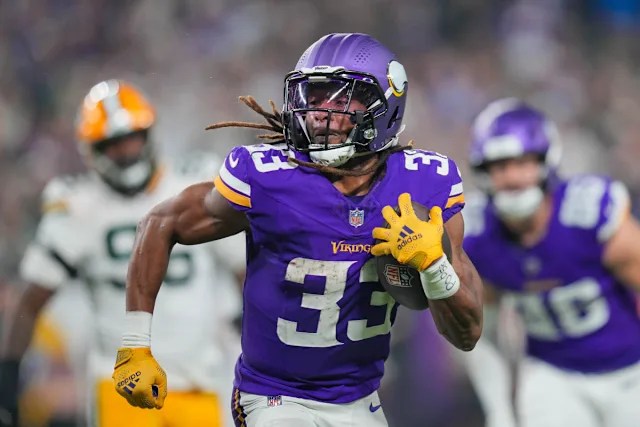 Aaron Jones running the football as a Minnesota Viking against the Green Bay Packers