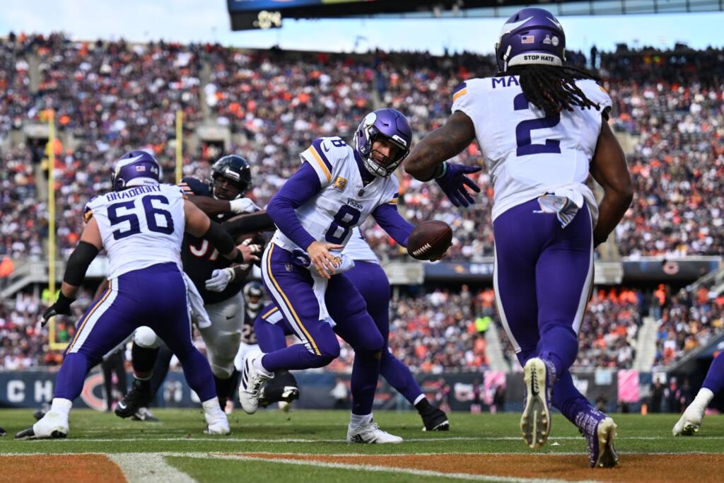 Kirk Cousins handing off the football to Alexander Mattison with the Minnesota Vikings